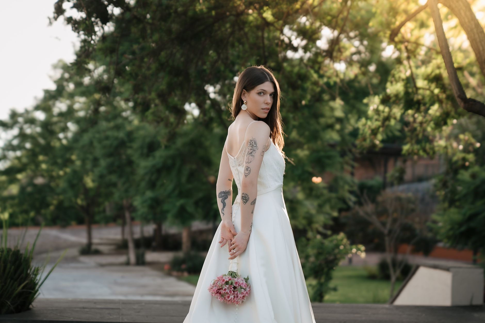 Braut mit Tattoos im Brautkleid